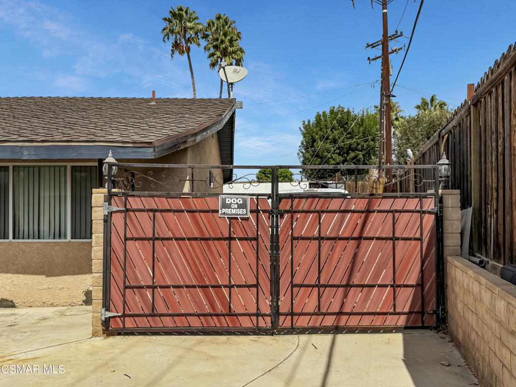 4777 Bonham Street Simi Valley, CA 93063 - Photo 6 of 6 R RV gate