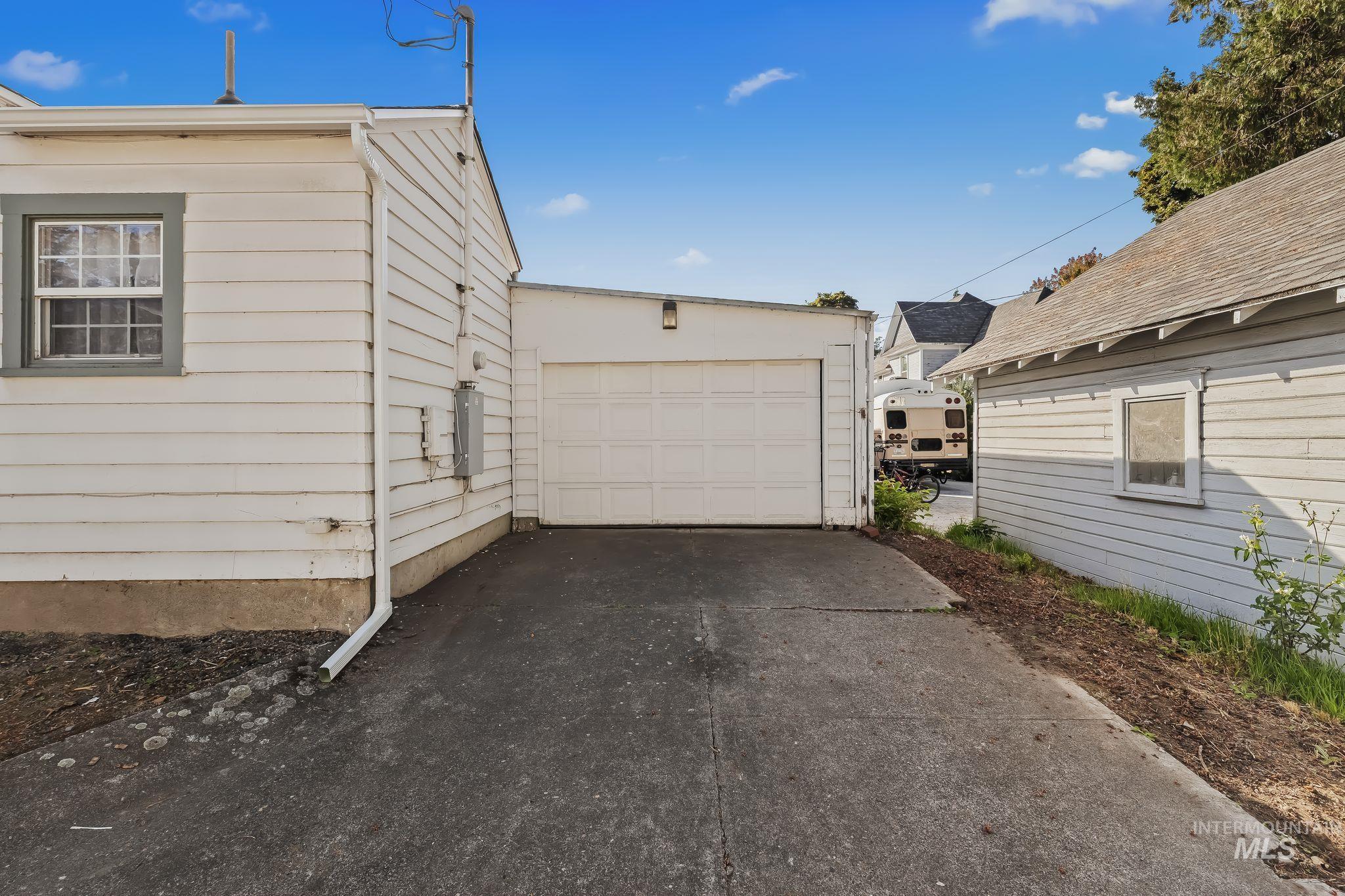 420 4th Street Lewiston, ID 83501 - Photo 35 of 38 Detached garage with roll-up door