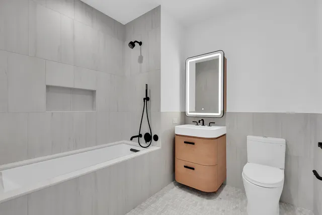 $10,000 | 480 Kent Avenue, Unit 11B | Williamsburg