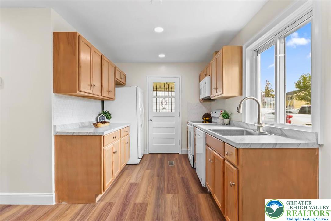 1903 Stonington Road Bethlehem, PA 18018 - Photo 11 of 34 Gorgeous kitchen! Fresh and bright! new flooring,