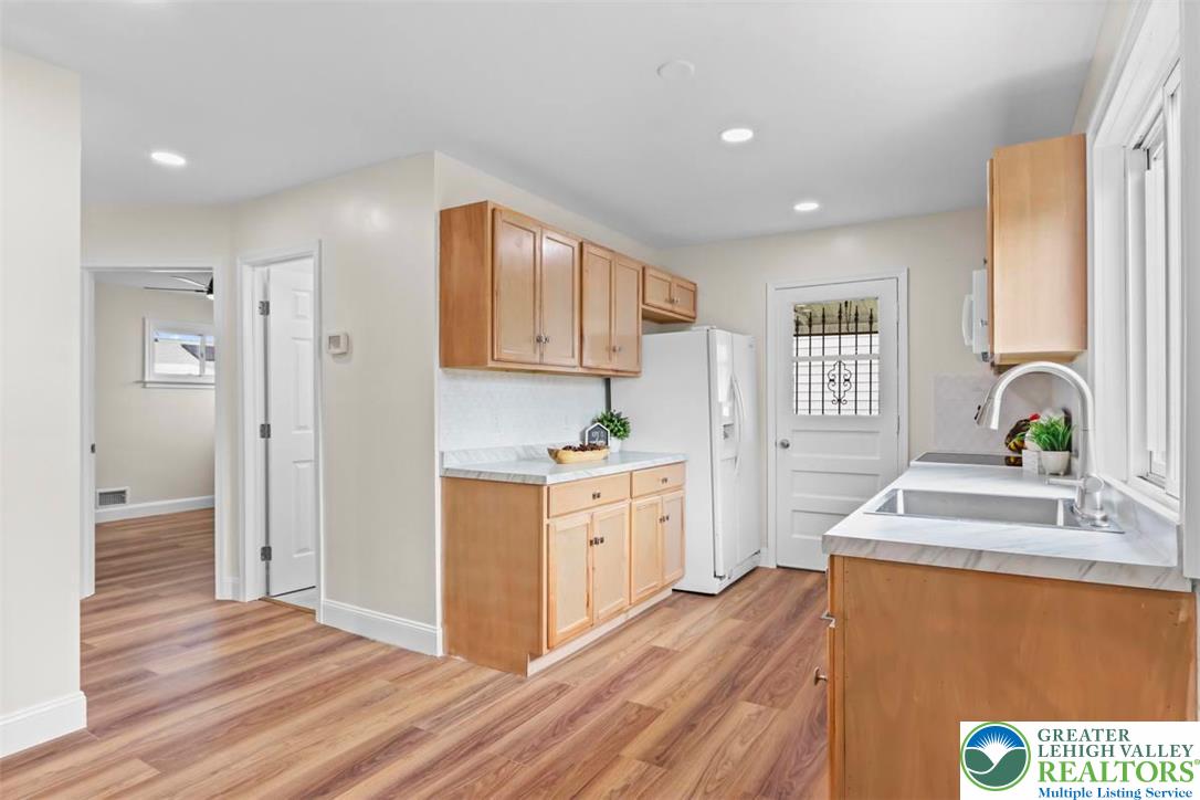 1903 Stonington Road Bethlehem, PA 18018 - Photo 6 of 34 Gorgeous kitchen! Fresh and bright! new flooring,