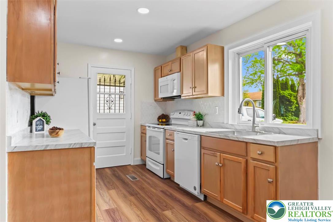 1903 Stonington Road Bethlehem, PA 18018 - Photo 8 of 34 Gorgeous kitchen! Fresh and bright! new flooring,
