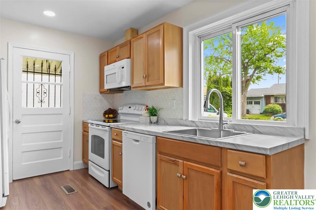1903 Stonington Road Bethlehem, PA 18018 - Photo 9 of 34 Gorgeous kitchen! Fresh and bright! new flooring,