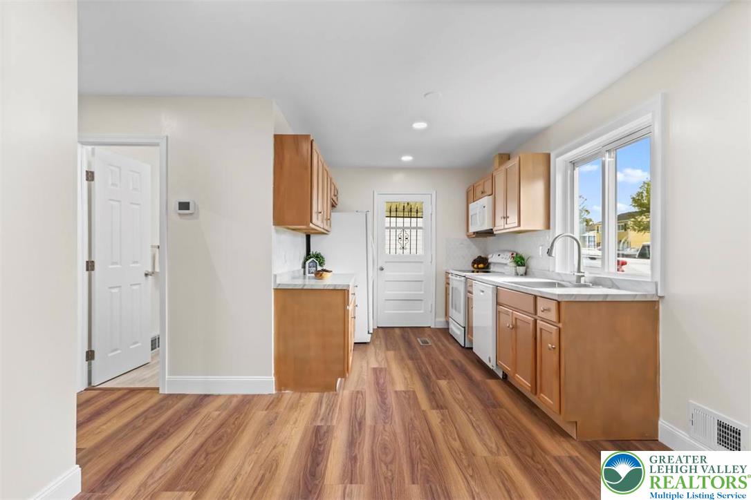 1903 Stonington Road Bethlehem, PA 18018 - Photo 10 of 34 Gorgeous kitchen! Fresh and bright! new flooring,
