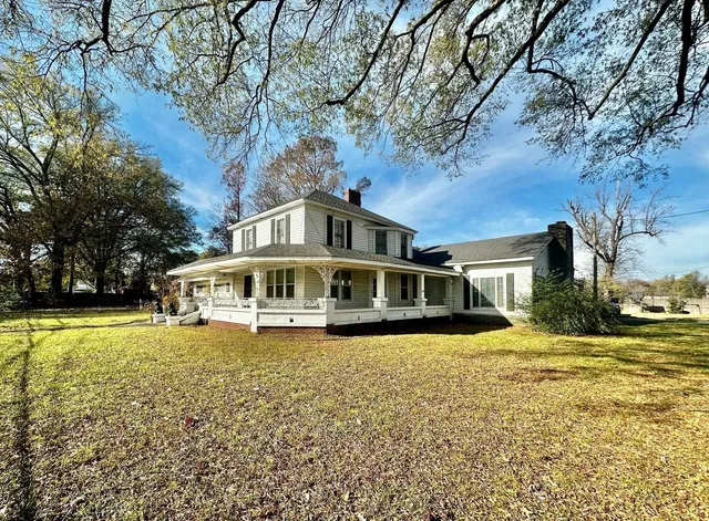 a view of a house with a yard