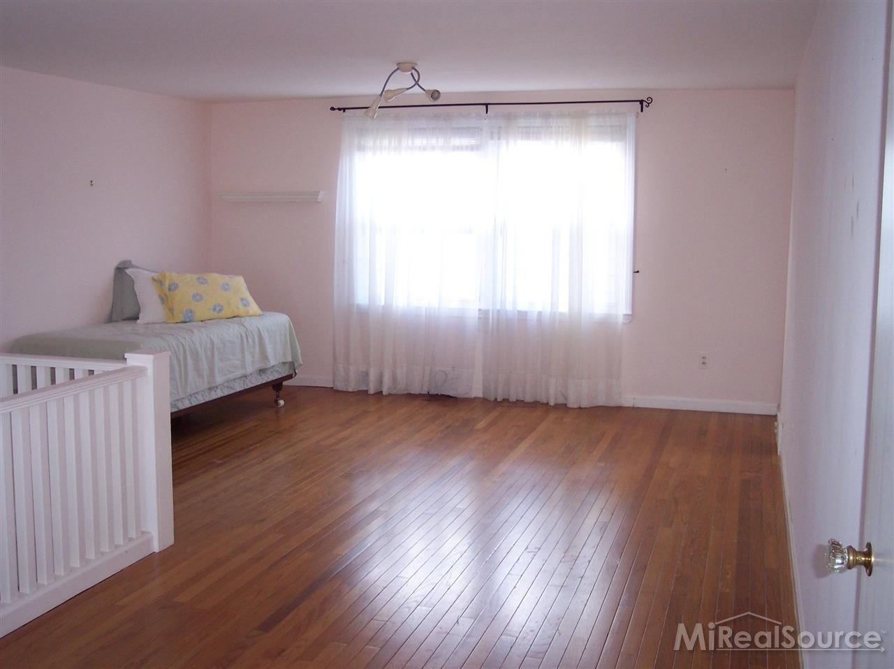 381 Ridgemont Road Grosse Pointe, MI 48236 - Photo 18 of 21 31165029-17.JPG