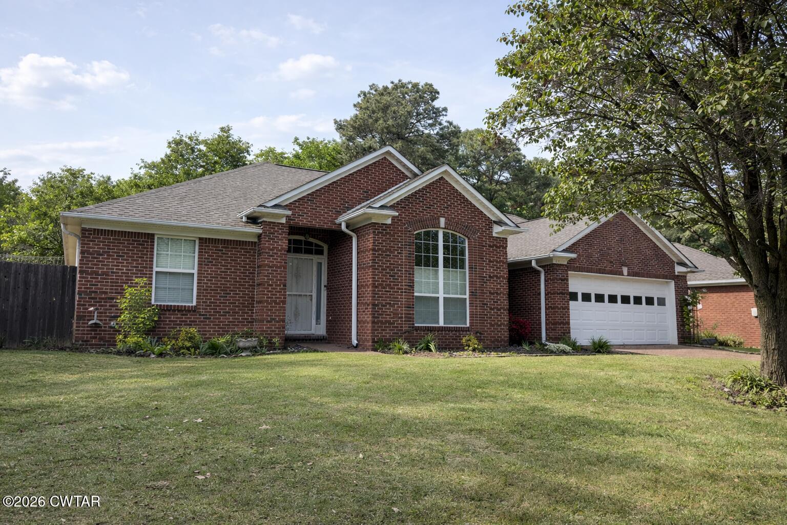 237 Executive Drive Jackson, TN 38305 - Photo 1 of 15 237 Executive Front of House