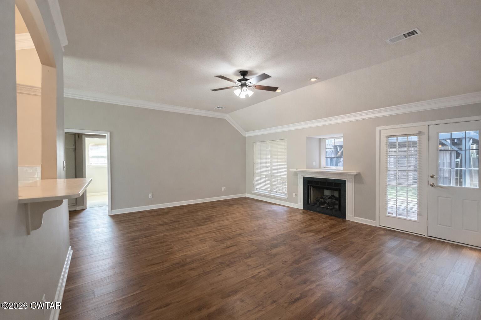 237 Executive Drive Jackson, TN 38305 - Photo 4 of 15 237 Executive Living Room