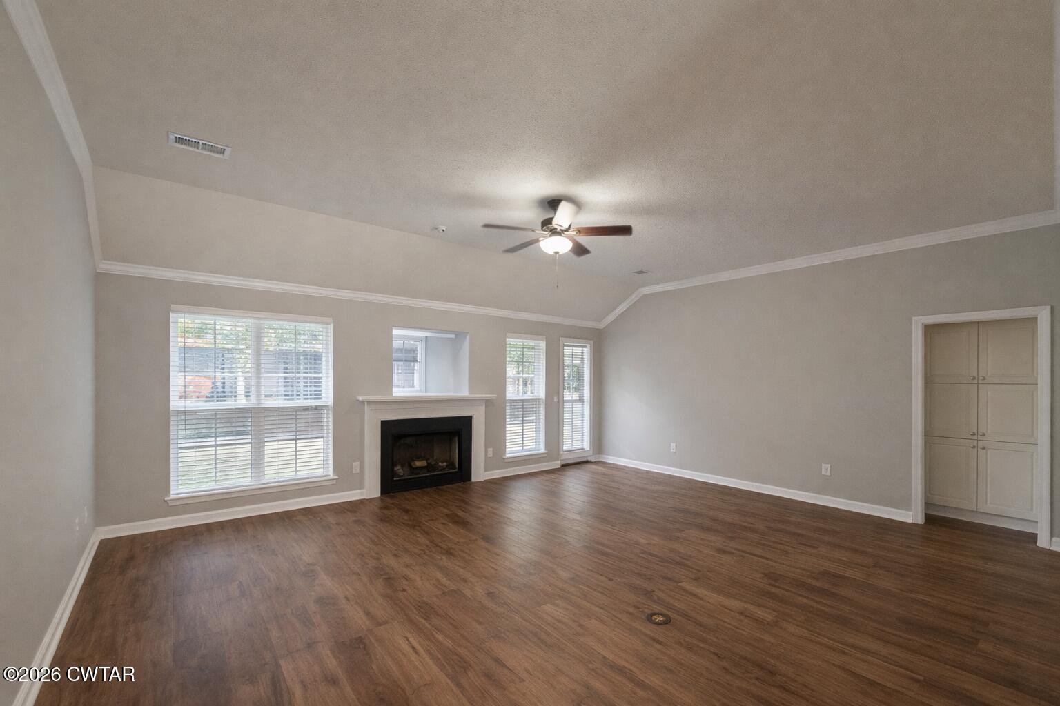 237 Executive Drive Jackson, TN 38305 - Photo 5 of 15 237 Executive Livingroom with fireplace