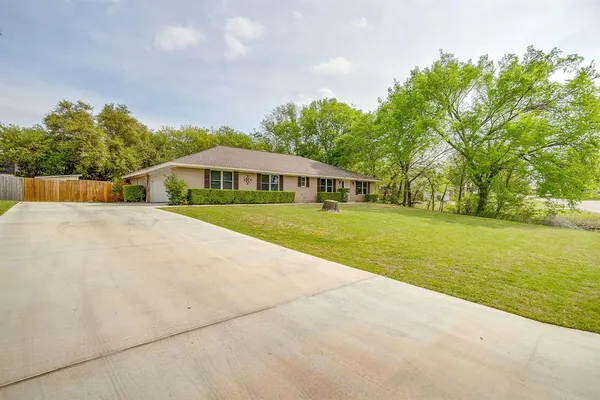 $370,000 | 406 Country Club Drive, Joshua, TX 76058