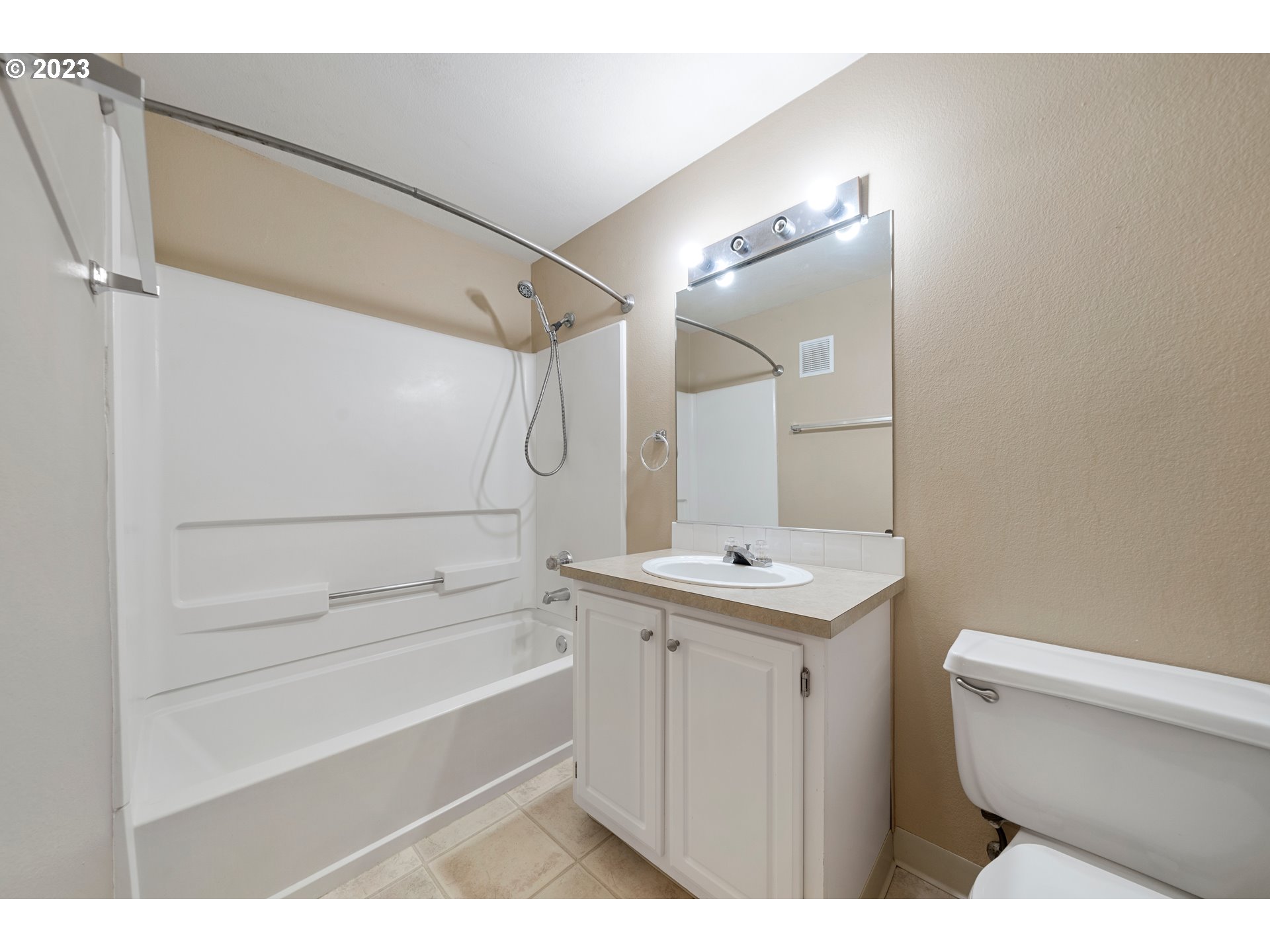 17516 Northwest Springville Road, Unit B16 Portland, OR 97229 - Photo 27 of 31 Gallery Image 27