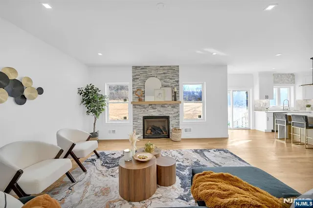 $939,999 | 7 Emerald Drive, Hamburg, NJ 07419