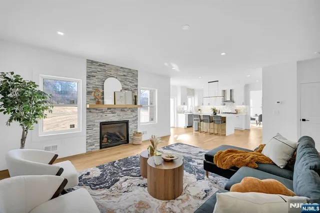 $939,999 | 7 Emerald Drive, Hamburg, NJ 07419