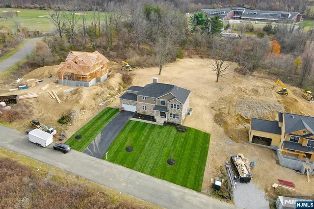 $939,999 | 7 Emerald Drive, Hamburg, NJ 07419