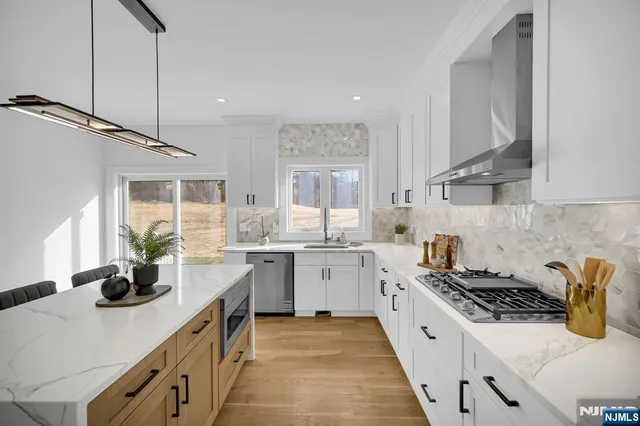 $939,999 | 7 Emerald Drive, Hamburg, NJ 07419