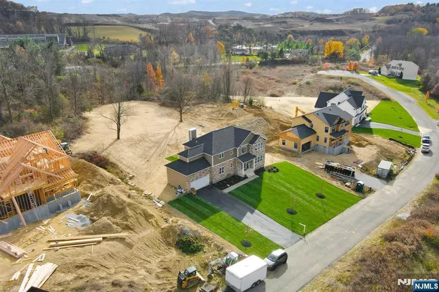 $939,999 | 7 Emerald Drive, Hamburg, NJ 07419