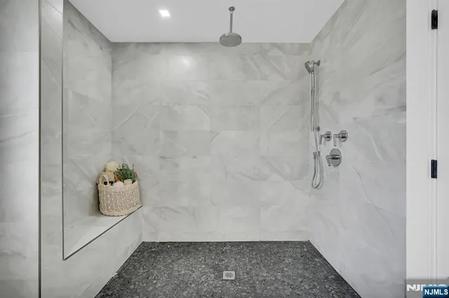 $939,999 | 7 Emerald Drive, Hamburg, NJ 07419