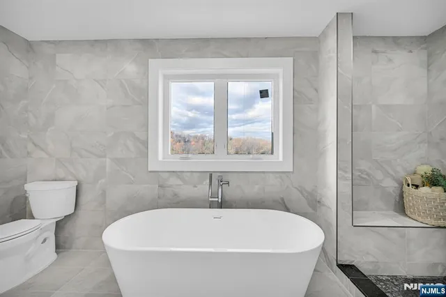 $939,999 | 7 Emerald Drive, Hamburg, NJ 07419