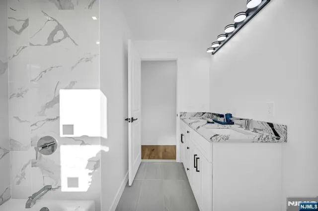 $939,999 | 7 Emerald Drive, Hamburg, NJ 07419