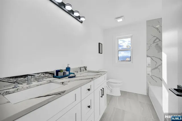 $939,999 | 7 Emerald Drive, Hamburg, NJ 07419