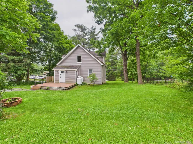 a view of a house with backyard and garden