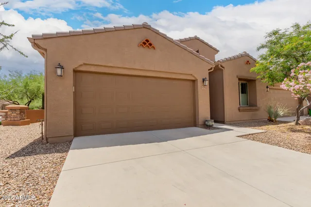 a view of backyard of the house