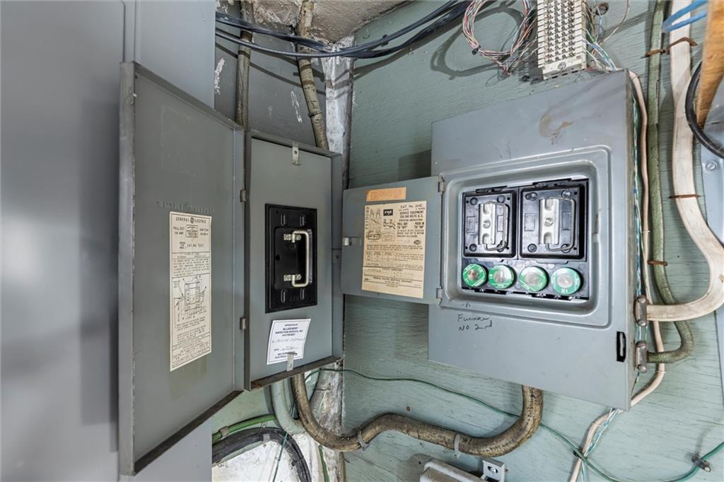 129 North Washington Street Butler, PA 16001 - Photo 33 of 42 a living room with furniture