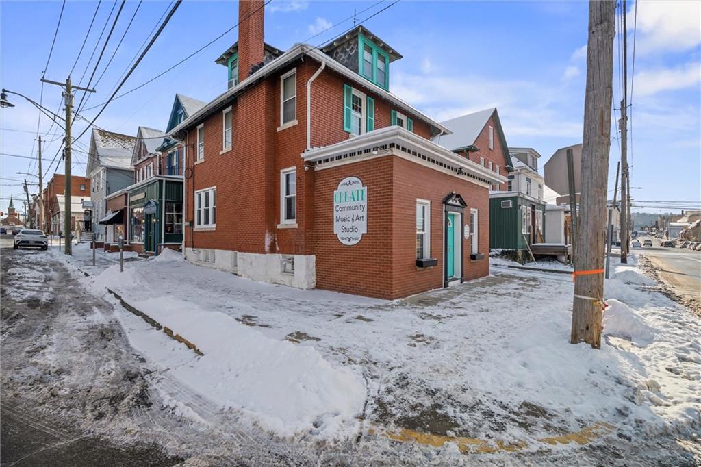 129 North Washington Street Butler, PA 16001 - Photo 35 of 42 a front view of a house with a yard