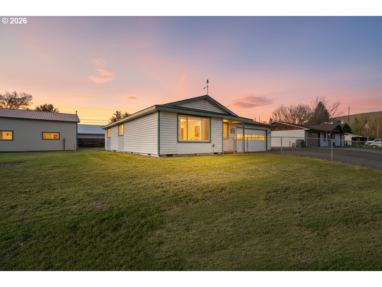 4214 Southwest Vista Avenue Pendleton, OR 97801 - Photo 3 of 33