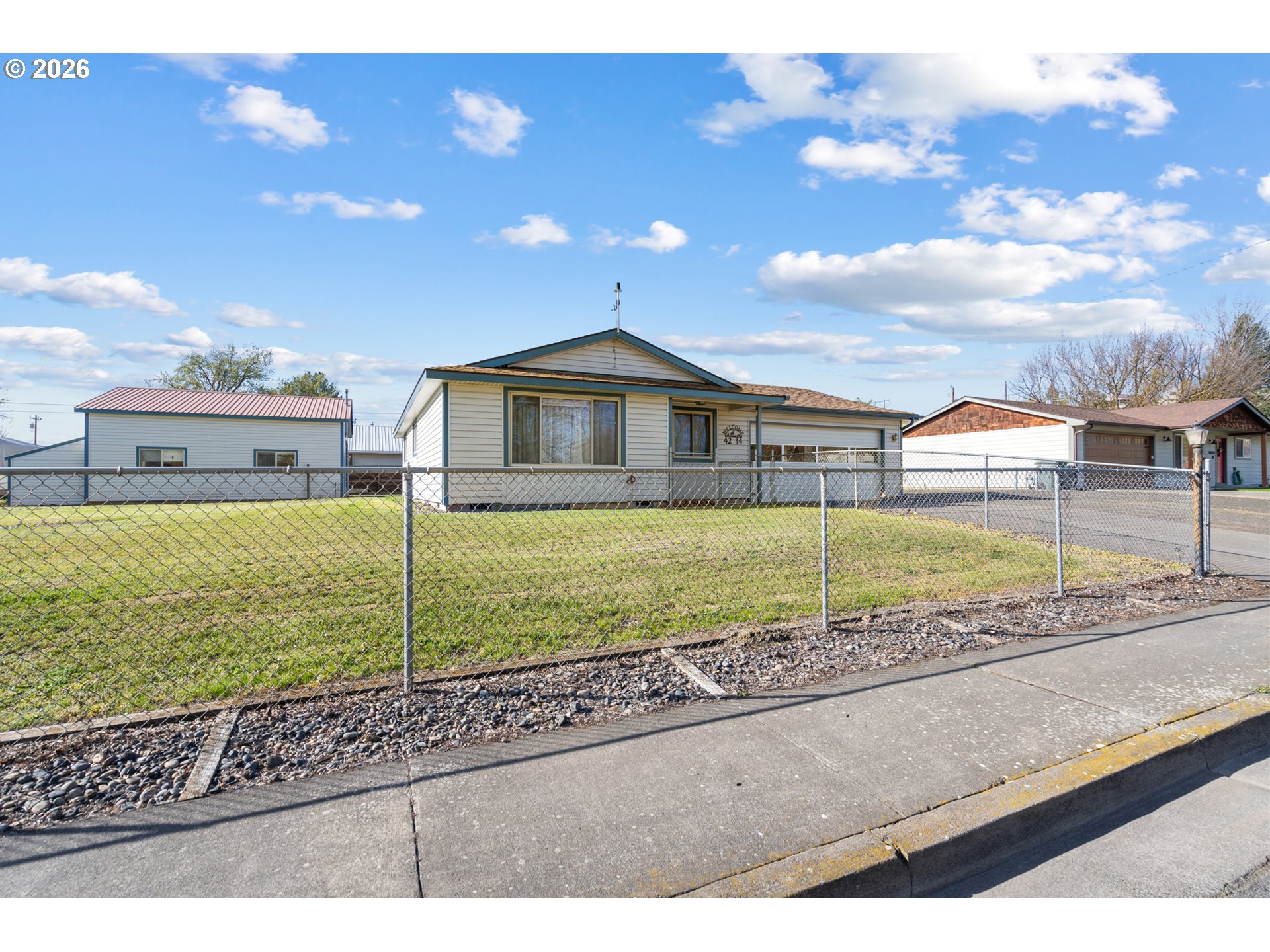 4214 Southwest Vista Avenue Pendleton, OR 97801 - Photo 4 of 33