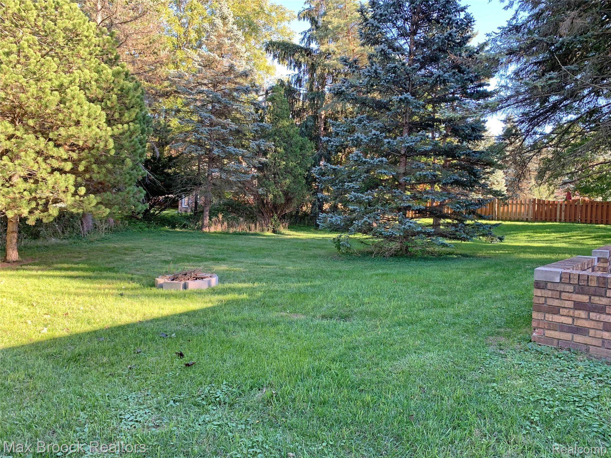 1208 North Adams Road Rochester, MI 48306 - Photo 27 of 28 IMG-5422_Large private yard.jpg