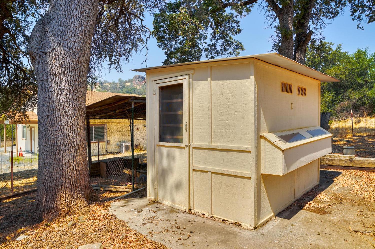 18490 Railbed Road Jamestown, CA 95327 - Photo 39 of 53 a backyard of a house with wooden floor and outdoor seating