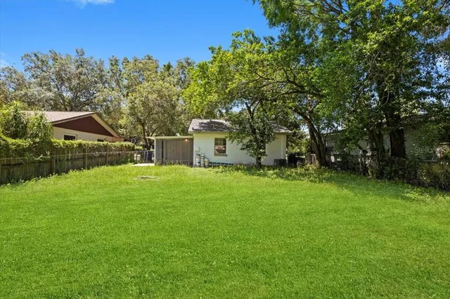 a view of a backyard