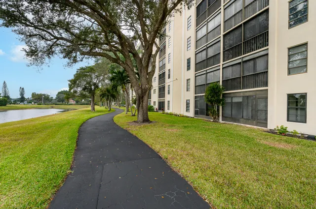 $299,999 | 7290 Kinghurst Drive, Unit 301, Delray Beach, FL 33446