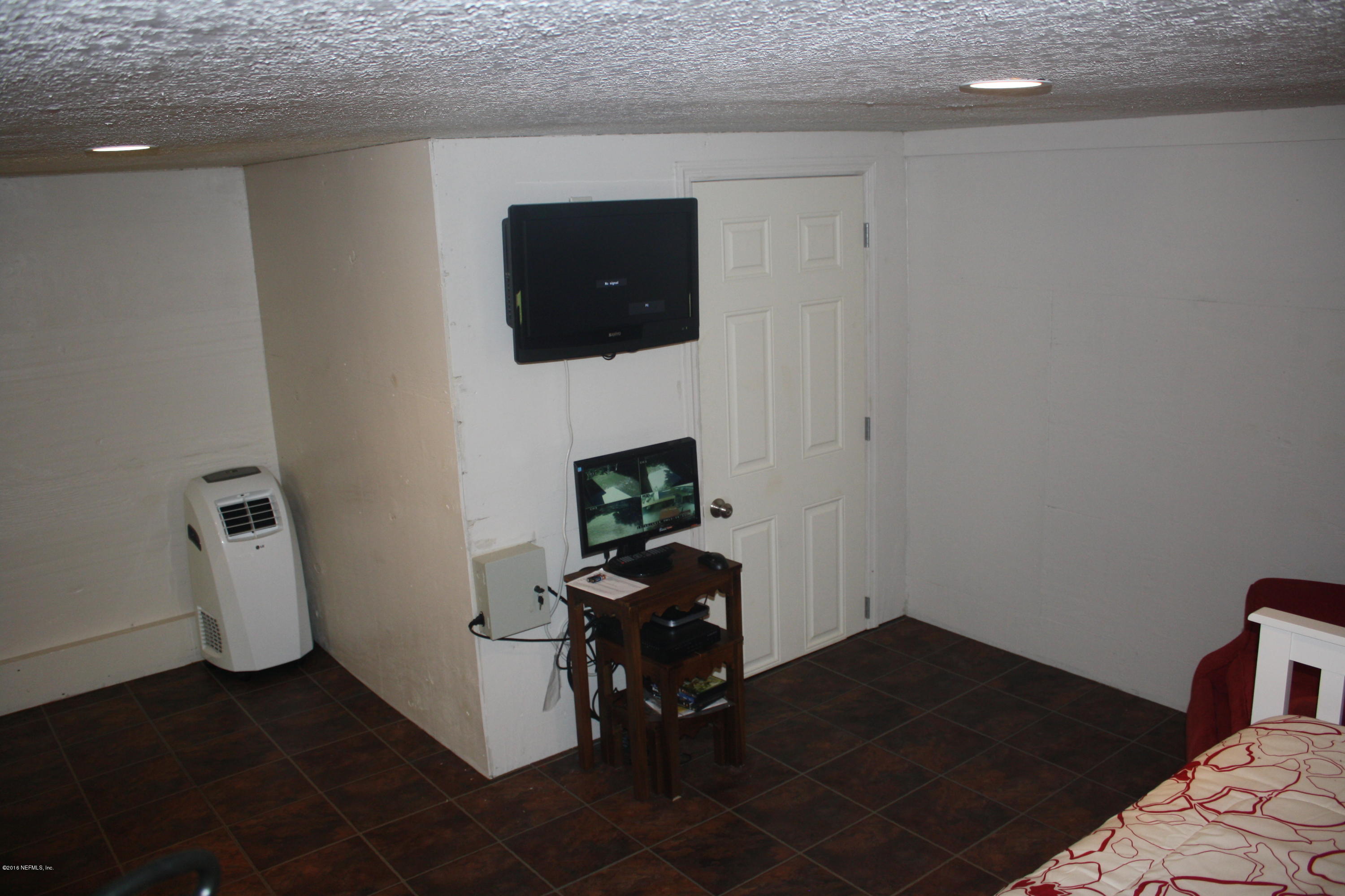 301 Georgetown Shortcut Road Crescent City, FL 32112 - Photo 28 of 108 a room with a bed and wooden floor