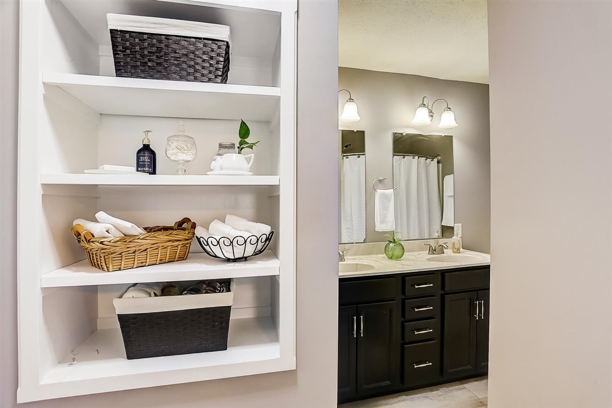 2087 River Road Clarksville, TN 37040 - Photo 18 of 33 a bathroom with a sink and a washing machine