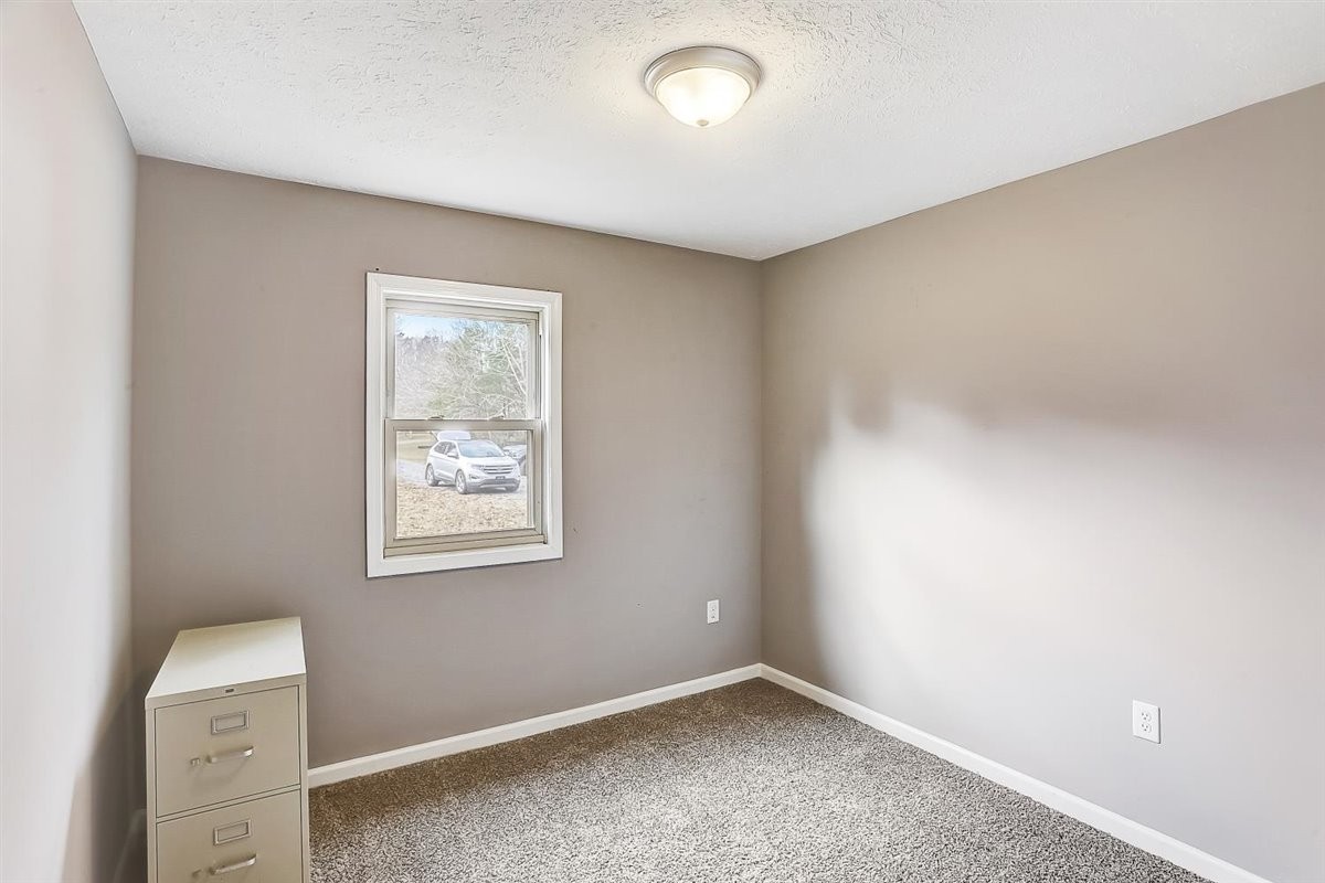 2087 River Road Clarksville, TN 37040 - Photo 20 of 33 an empty room with windows