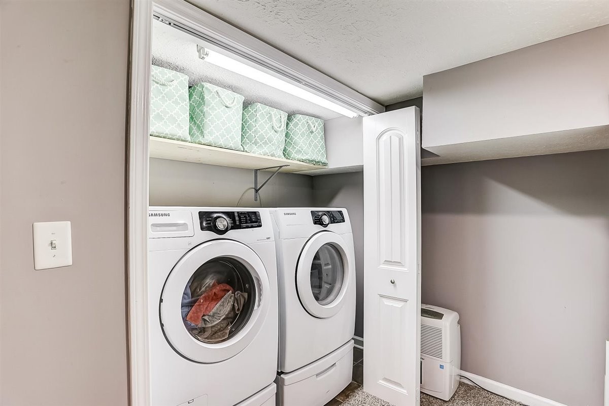 2087 River Road Clarksville, TN 37040 - Photo 22 of 33 a utility room with dryer and washer
