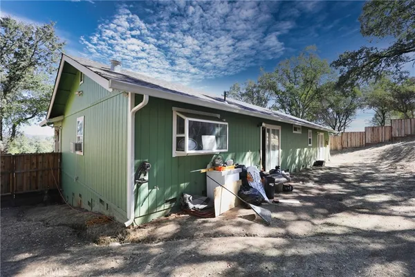 a view of a house with backyard
