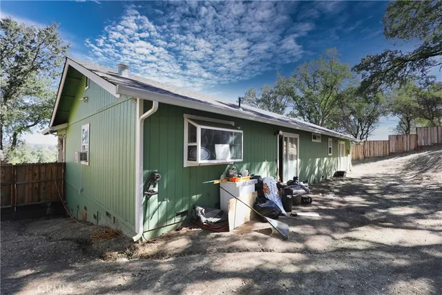 a view of a house with backyard