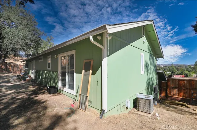 a view of a house with backyard and porch