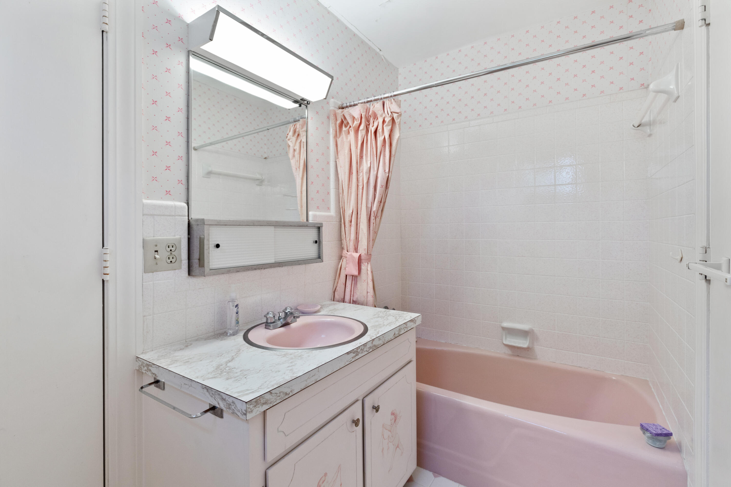 28 Broughton Road Charleston, SC 29407 - Photo 22 of 42 Guest Bathroom