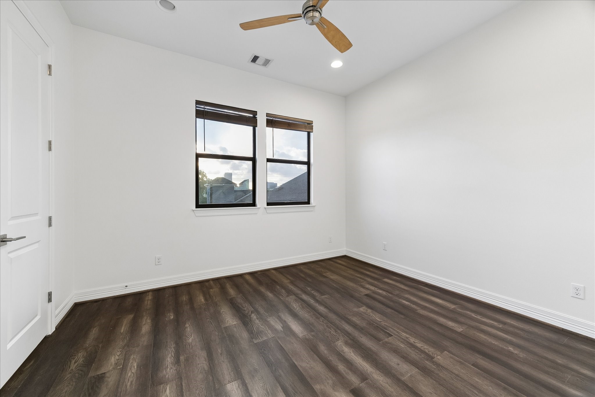 1012 Robin Street Houston, TX 77019 - Photo 30 of 36 3rd Floor guest bedroom with en-suite bathroom.