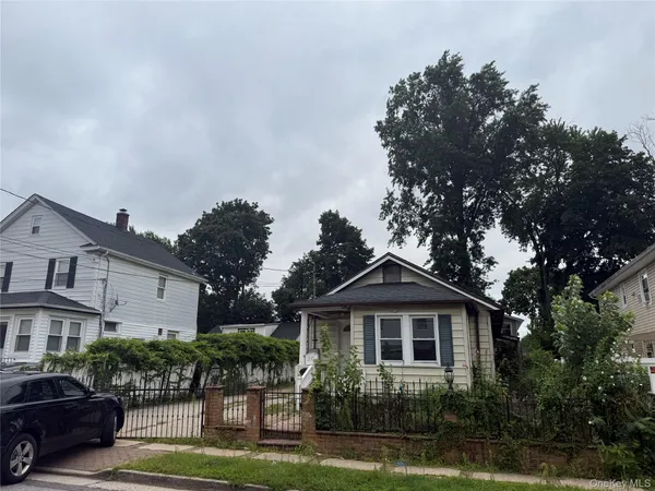 a view of a yard in front of house