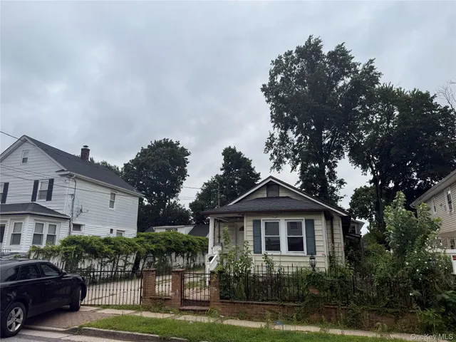 a view of a yard in front of house