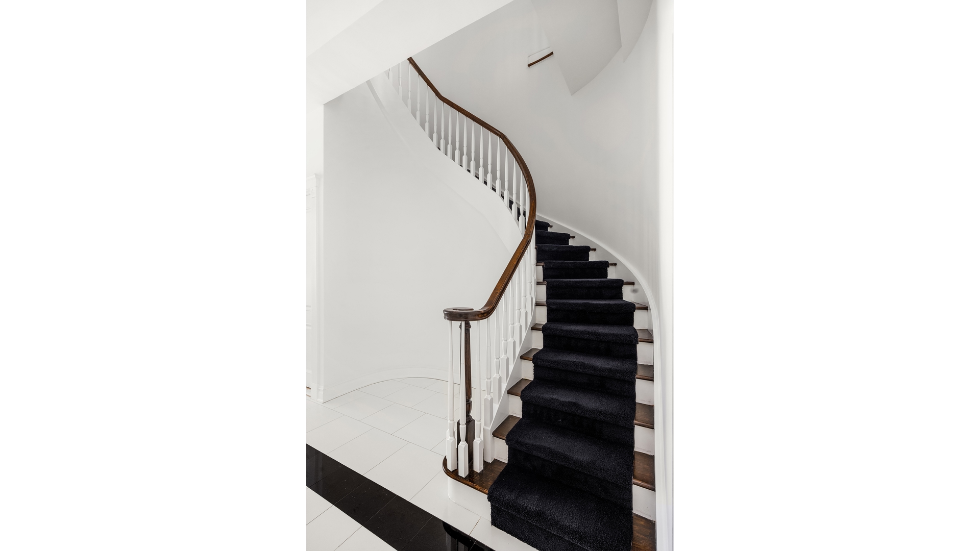 18 East 62nd Street Manhattan, NY 10065 - Photo 11 of 19 a view of entryway