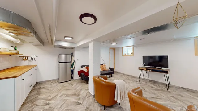 a kitchen that has a lot of cabinets in it