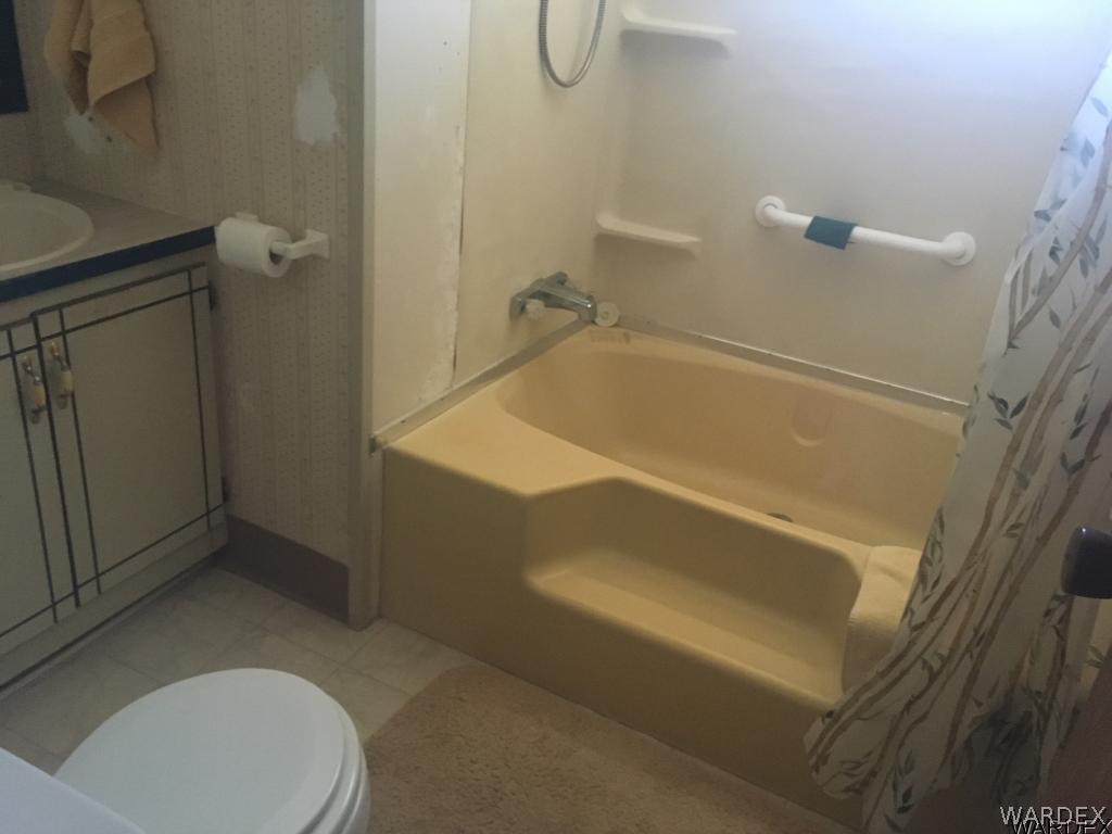 1652 Gran Circulo Fort Mohave, AZ 86426 - Photo 8 of 15 a bathroom with a bathtub
