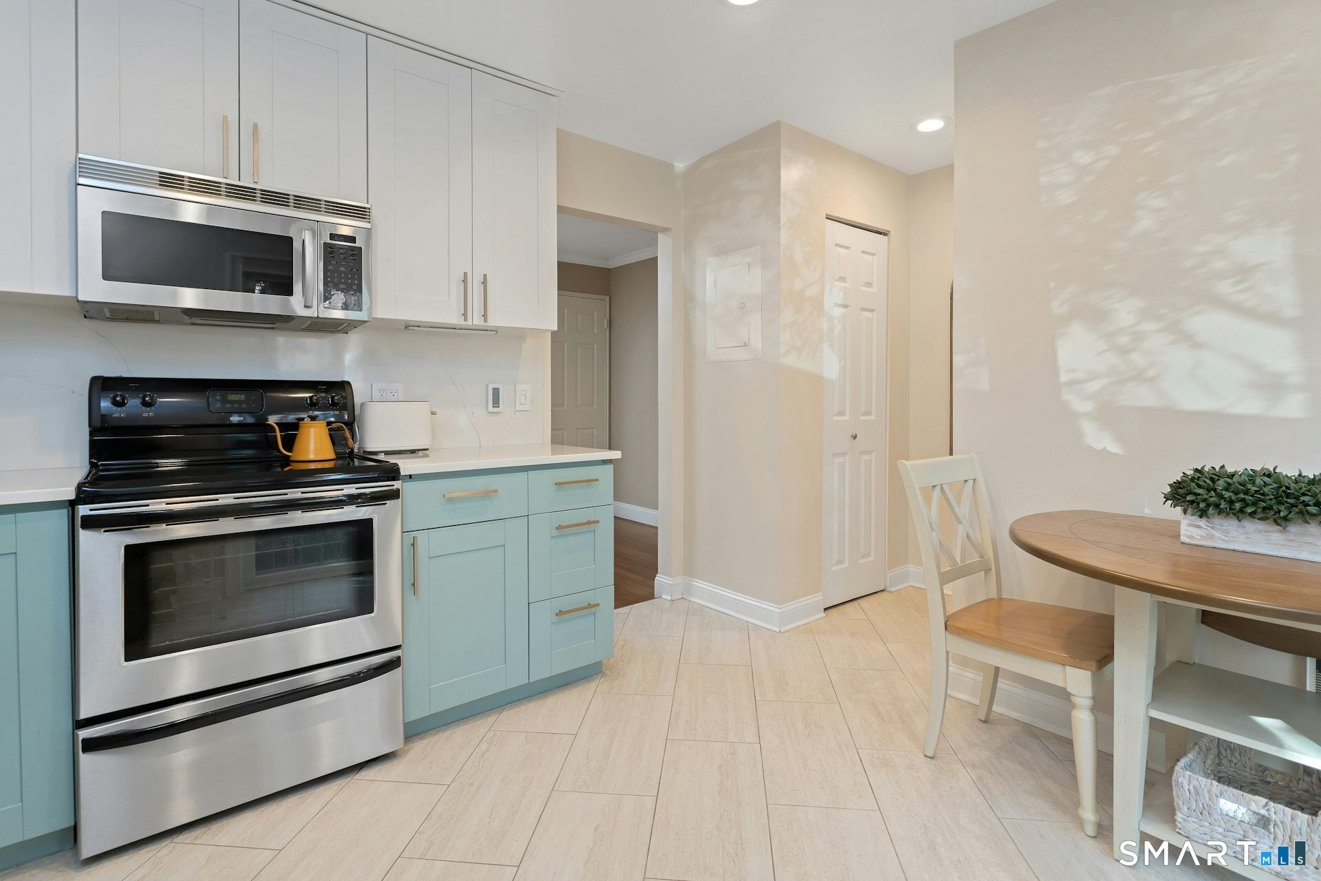 30 Maple Tree Avenue, Unit B Stamford, CT 06906 - Photo 11 of 27 Stainless steel appliances