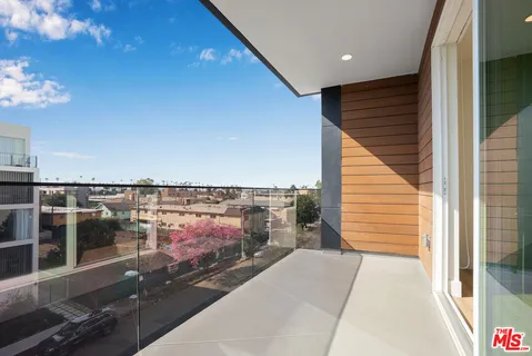 $3,530 | 5813 Lexington Avenue, Unit 401, Los Angeles, CA 90038